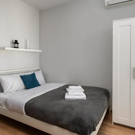 Wola Burakowska Standard By Bookinghost * Βαρσοβία